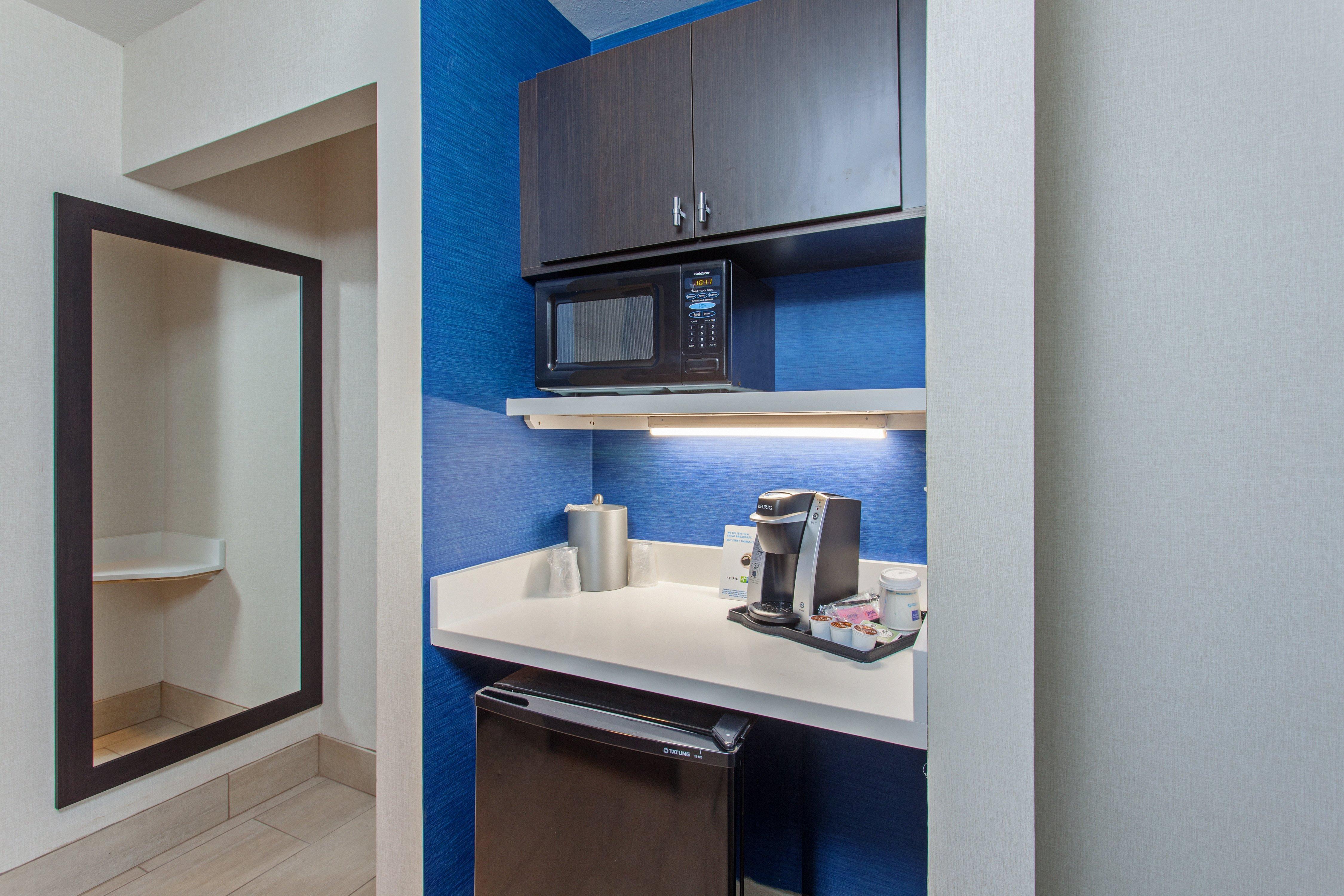 Holiday Inn Express & Suites Oakland - Airport By Ihg Exterior photo