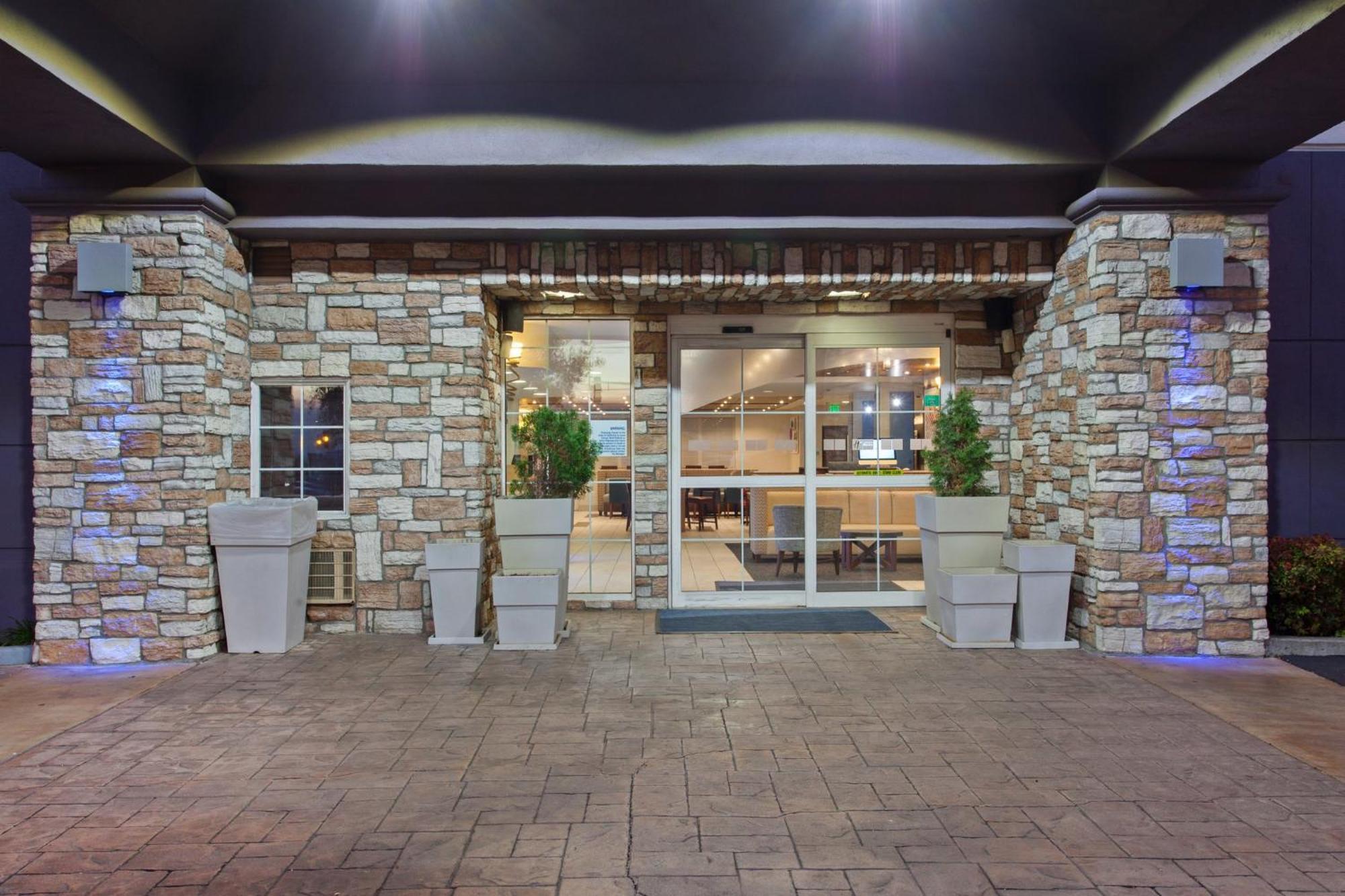Holiday Inn Express & Suites Oakland - Airport By Ihg Exterior photo
