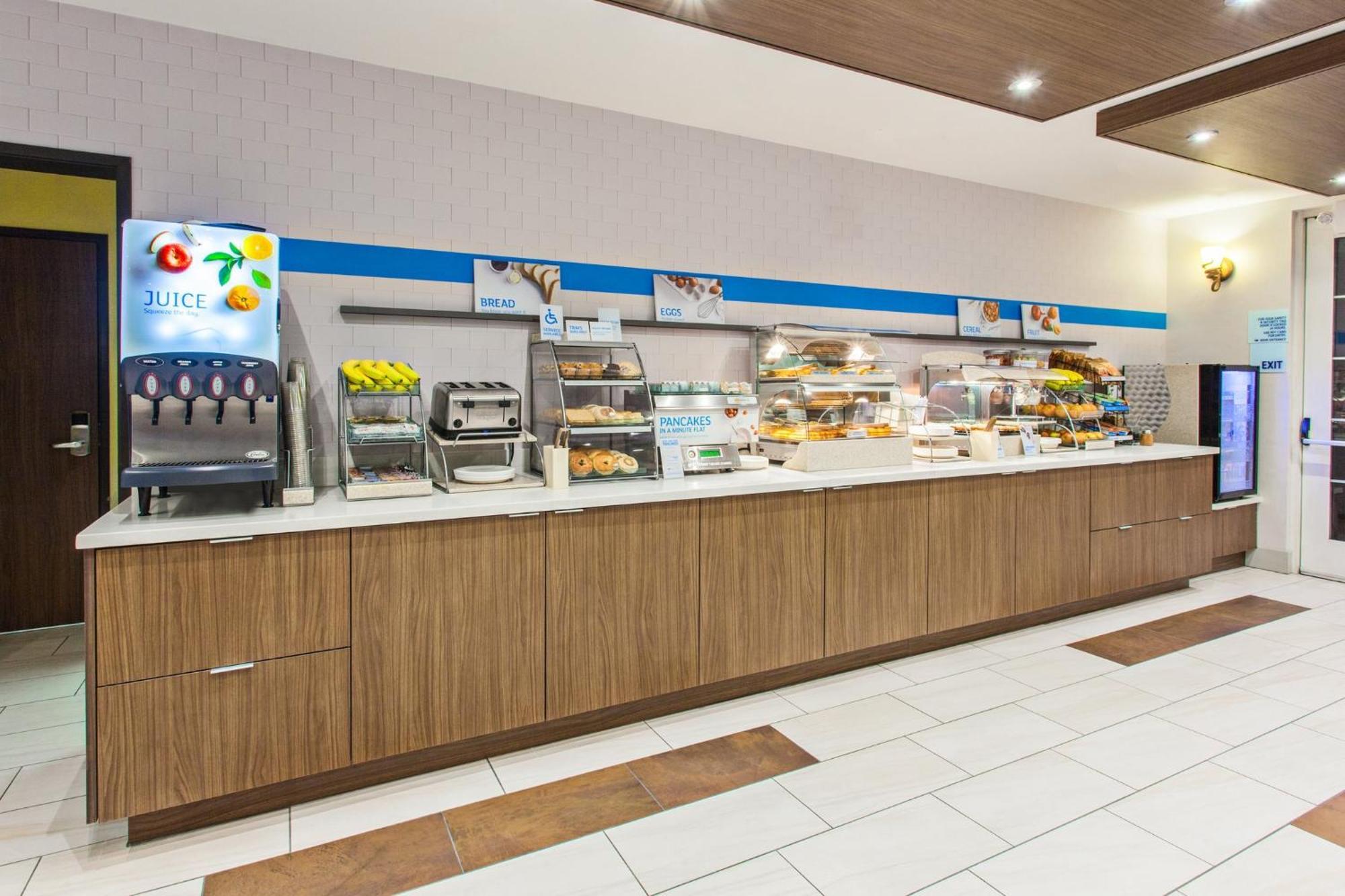 Holiday Inn Express & Suites Oakland - Airport By Ihg Exterior photo