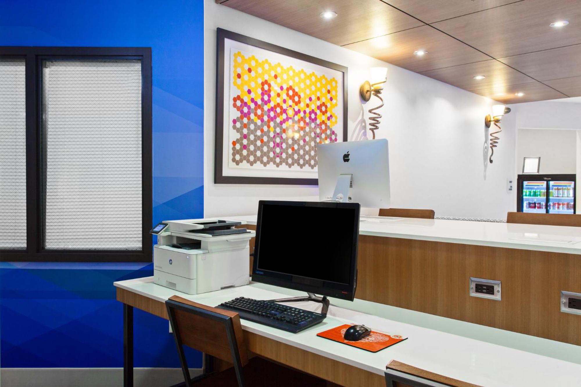 Holiday Inn Express & Suites Oakland - Airport By Ihg Exterior photo