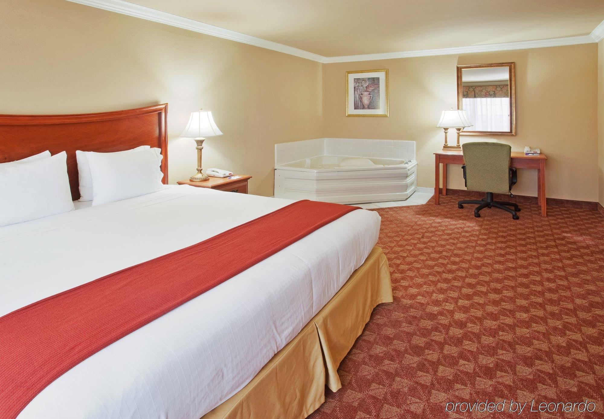 Holiday Inn Express & Suites Oakland - Airport By Ihg Room photo