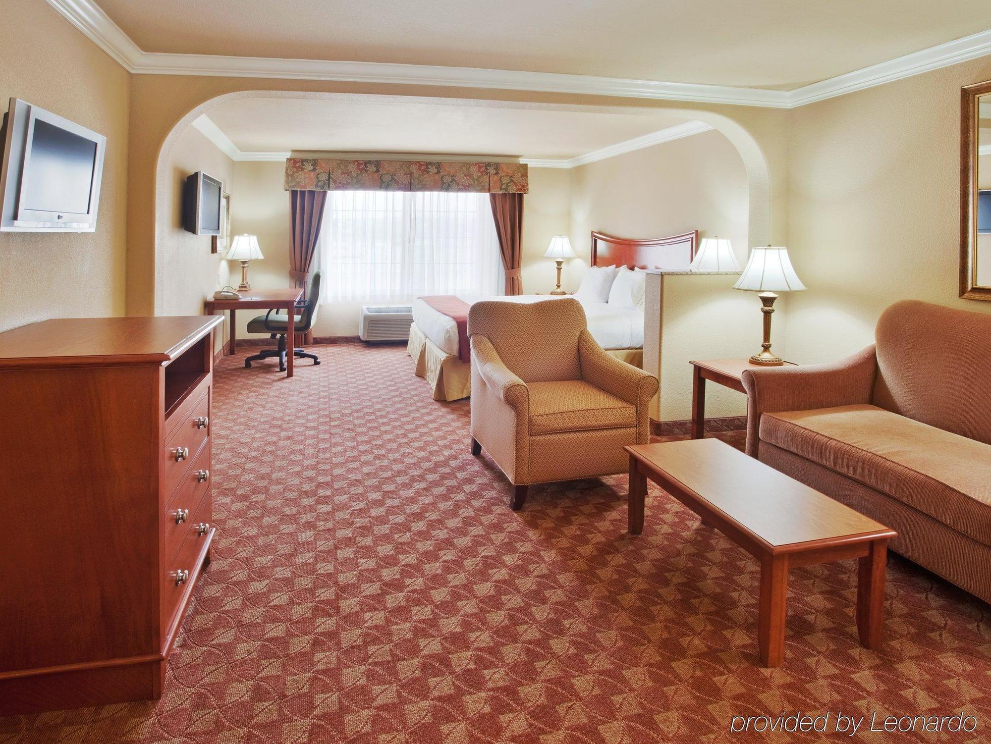 Holiday Inn Express & Suites Oakland - Airport By Ihg Room photo