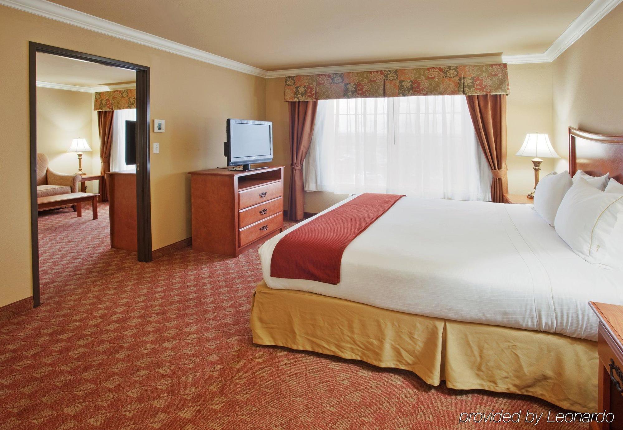 Holiday Inn Express & Suites Oakland - Airport By Ihg Room photo