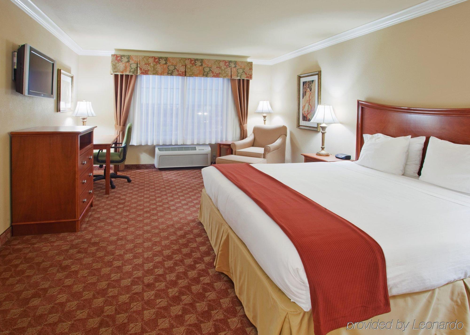 Holiday Inn Express & Suites Oakland - Airport By Ihg Exterior photo