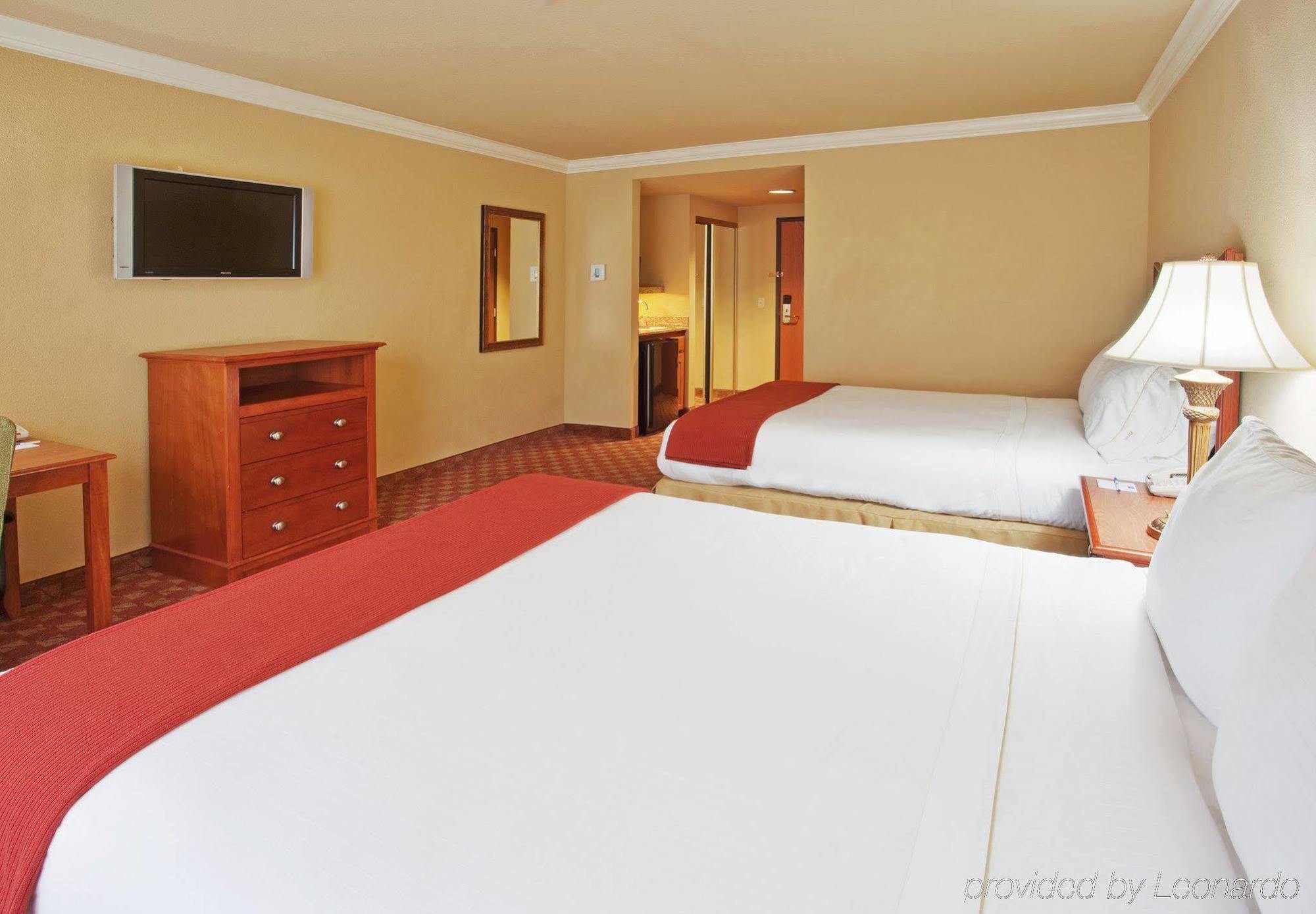 Holiday Inn Express & Suites Oakland - Airport By Ihg Room photo