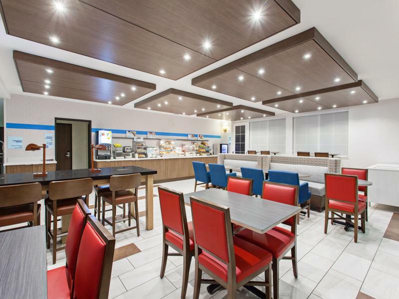 Holiday Inn Express & Suites Oakland - Airport By Ihg Exterior photo